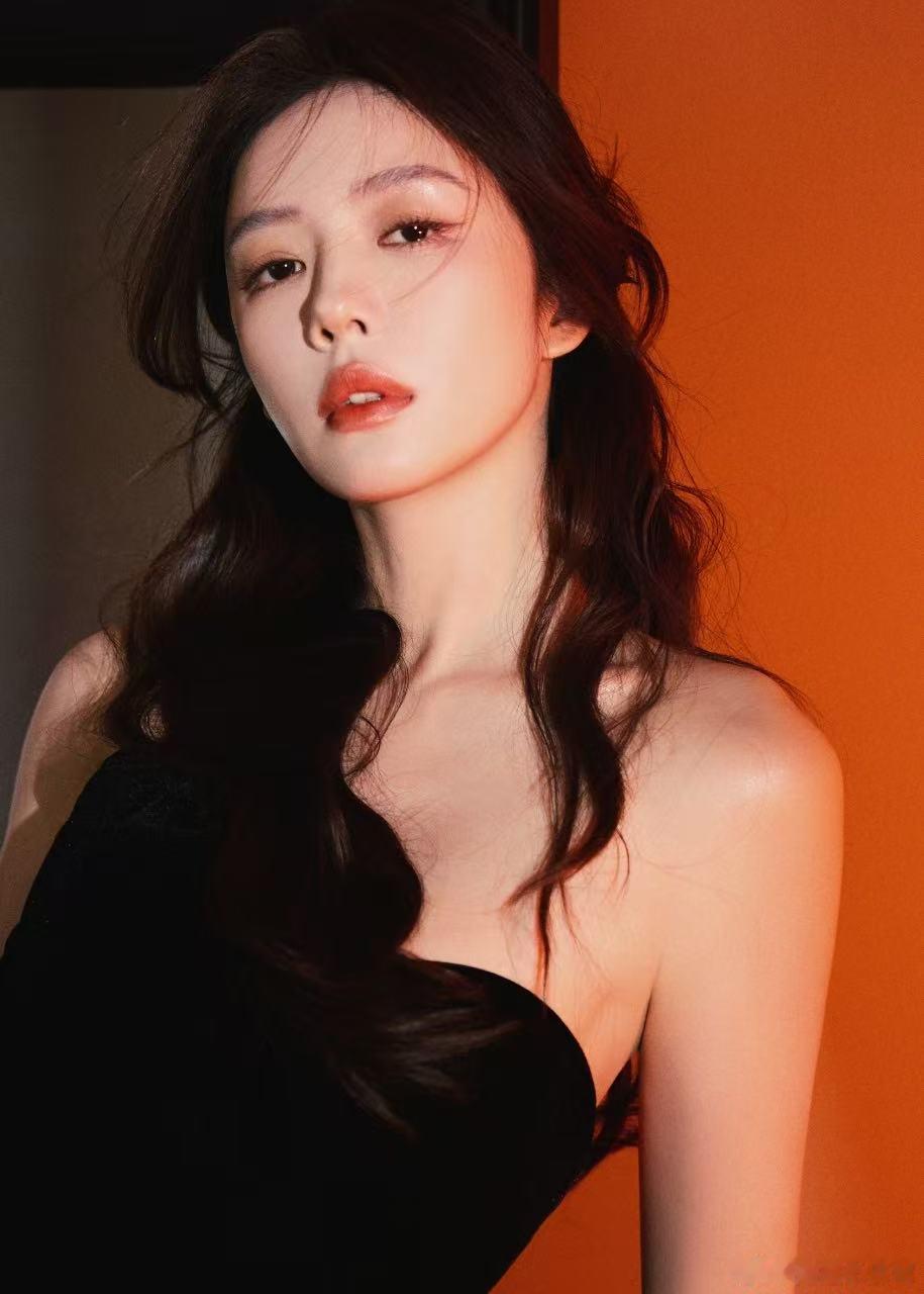 蔡文静抹胸长裙怎么美成这样 黑色抹胸长裙给蔡文静的曲线加分无数，纤细的腰身和柔美