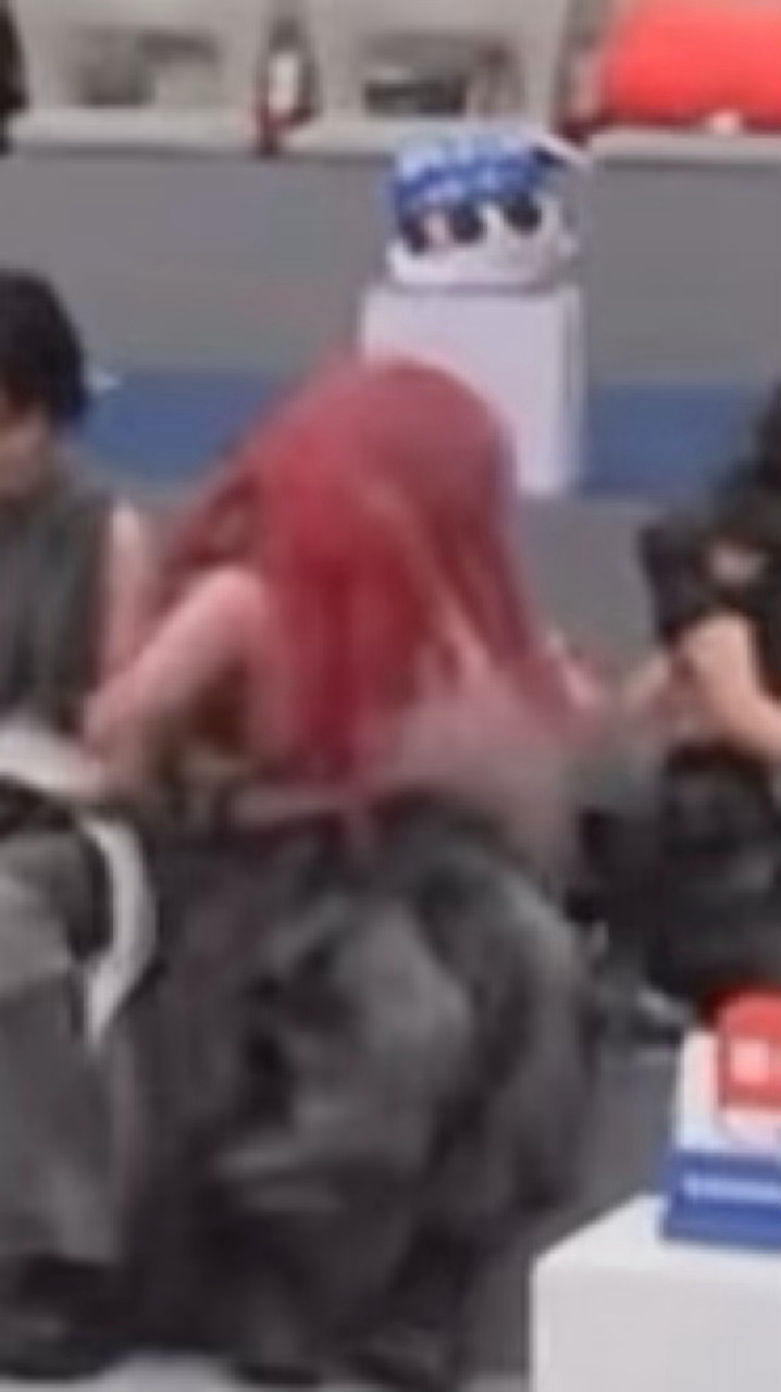 这个小姐姐好像很喜欢小雨听着雨昕说话手舞足蹈一整个演我（并且好像浪姐开播前她的i