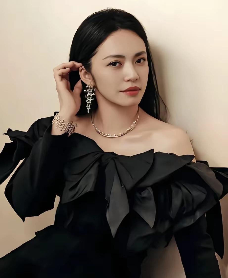 你不服不行，
这话说得句句在理，
这是私事，不应该拿到这么大台面上

去说，不合