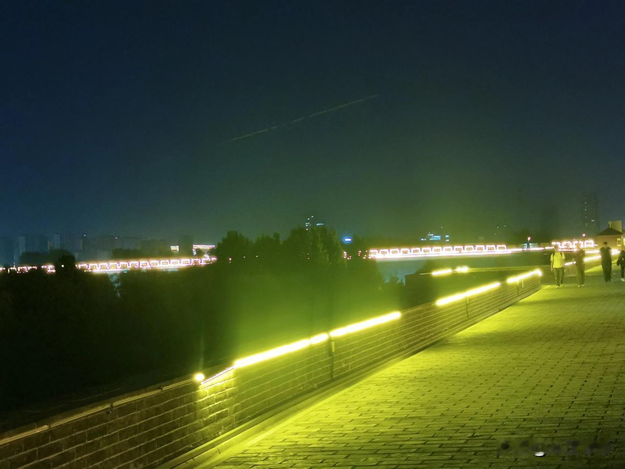 夜晚的正定，用“人流如织”来形容是不够的。在南城门这里，可见整个古城已经人满为患