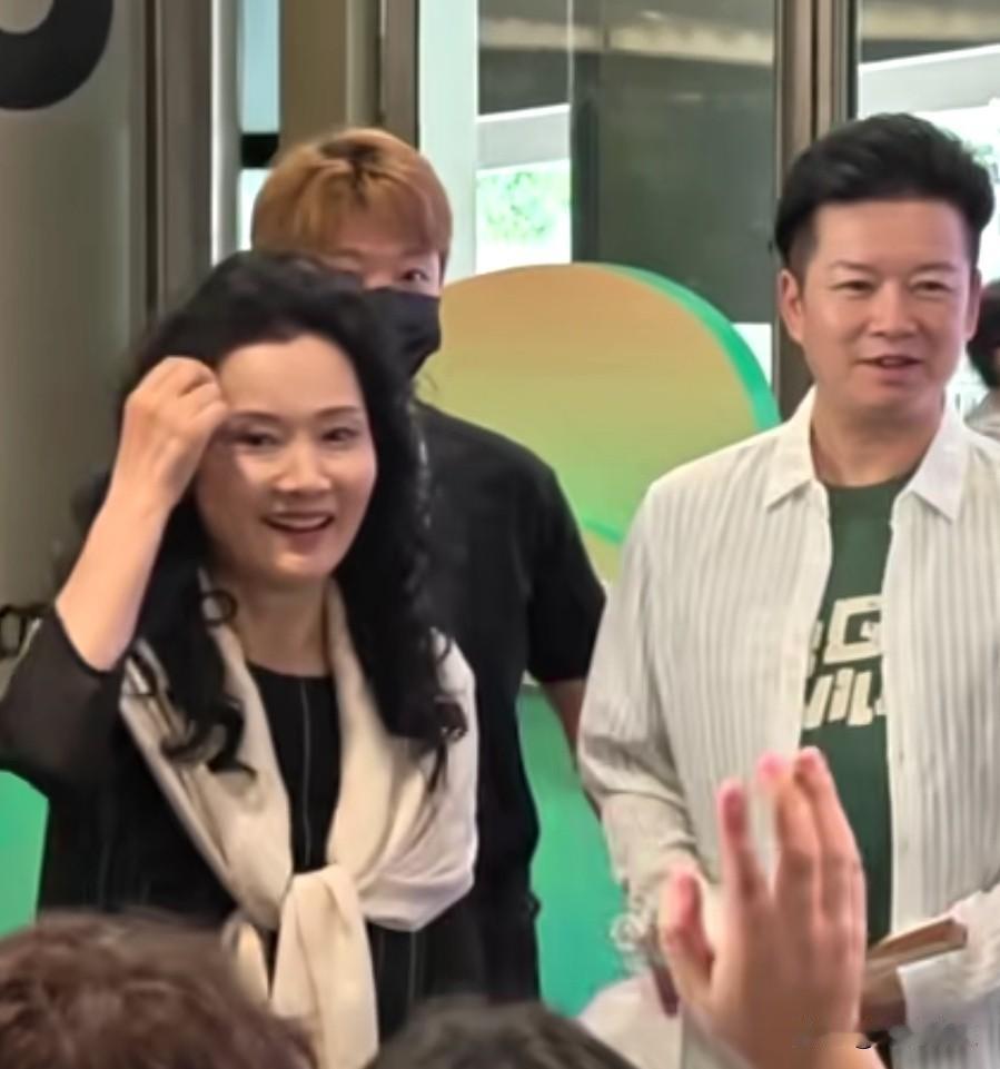 7月26日，何赛飞与赵志刚现身杭州国际博览中心，难道他俩要合作演绎越剧？
原来，