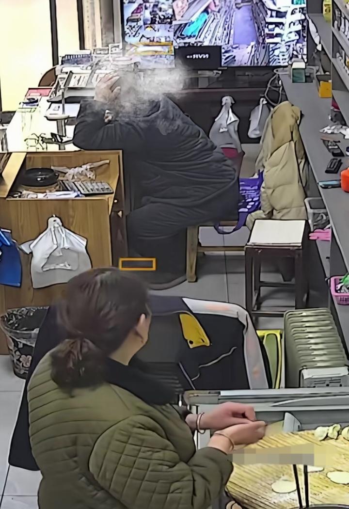 痛心！近日，河南新乡辉县一对夫妻守着小店，妻子在包饺子，丈夫坐在收银台前陪她聊天