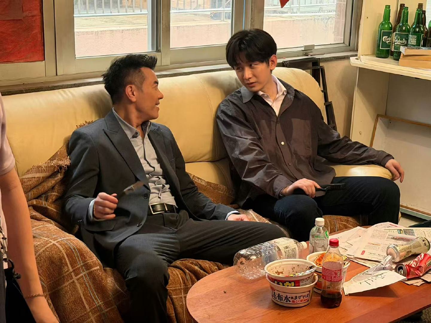 成毅狩谎片场照成毅狩谎拍摄花絮哇！成毅狩谎拍摄花絮，林sir好帅啊！！！ 