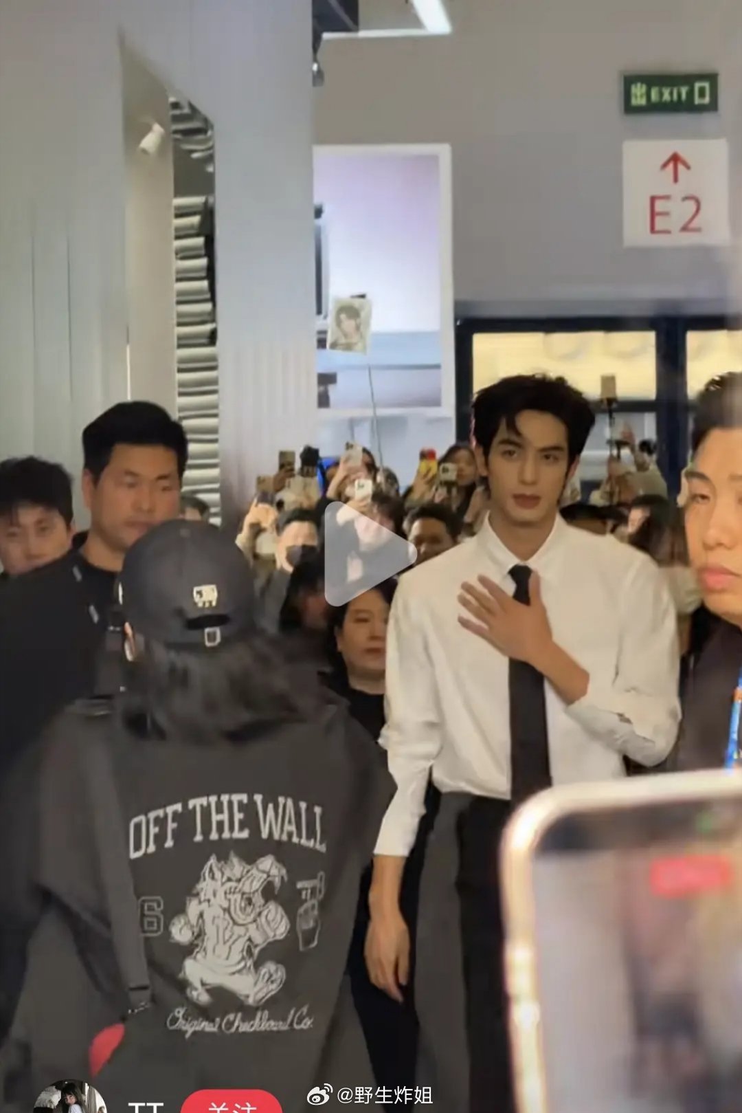 宋威龙今天mova代言线下活动，这状态如何？超绝侧脸了吧 