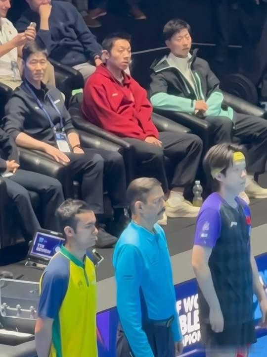许昕的手就没停下来过马龙许昕眼里全是当年的自己 伦敦世乒赛最燃一幕不在赛场，而在