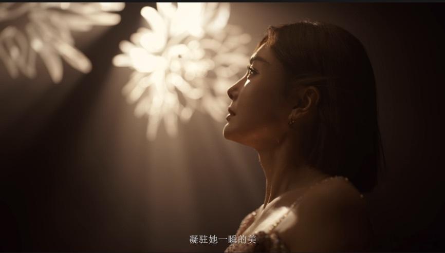 #秦岚月下侧颜##秦岚侧颜杀# 被秦岚娇韵诗大片美住了！月下侧颜美丽永恒，朵拉又