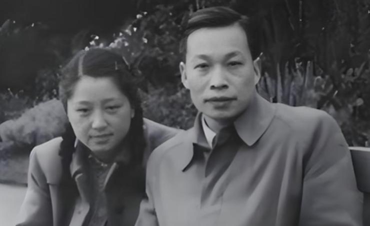 1932 年，钱三强以全系第二名考入清华，抬头一看第一名居然是个女的，心里有些不