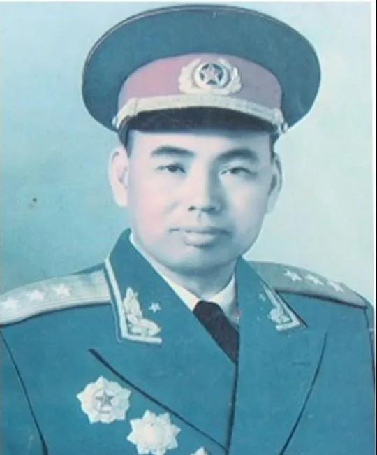 许世友一脸不高兴地走进了周恩来总理的办公室，周总理看了看他，没有说话，让他先坐下