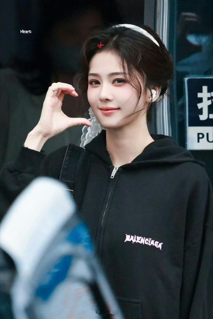 白鹿hi6莫离剧宣路透白鹿亮相你好星期六录制现场，为新剧莫离宣传造势。白丝带盘发