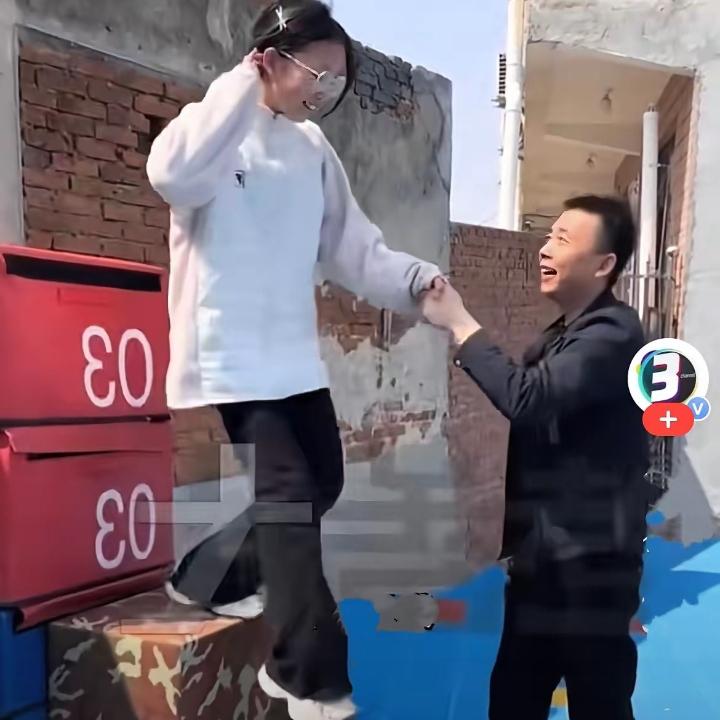 近日，河北一位校长，他让女学生站在楼梯阶上，说"你拽我上去",女生自然拽不动，可