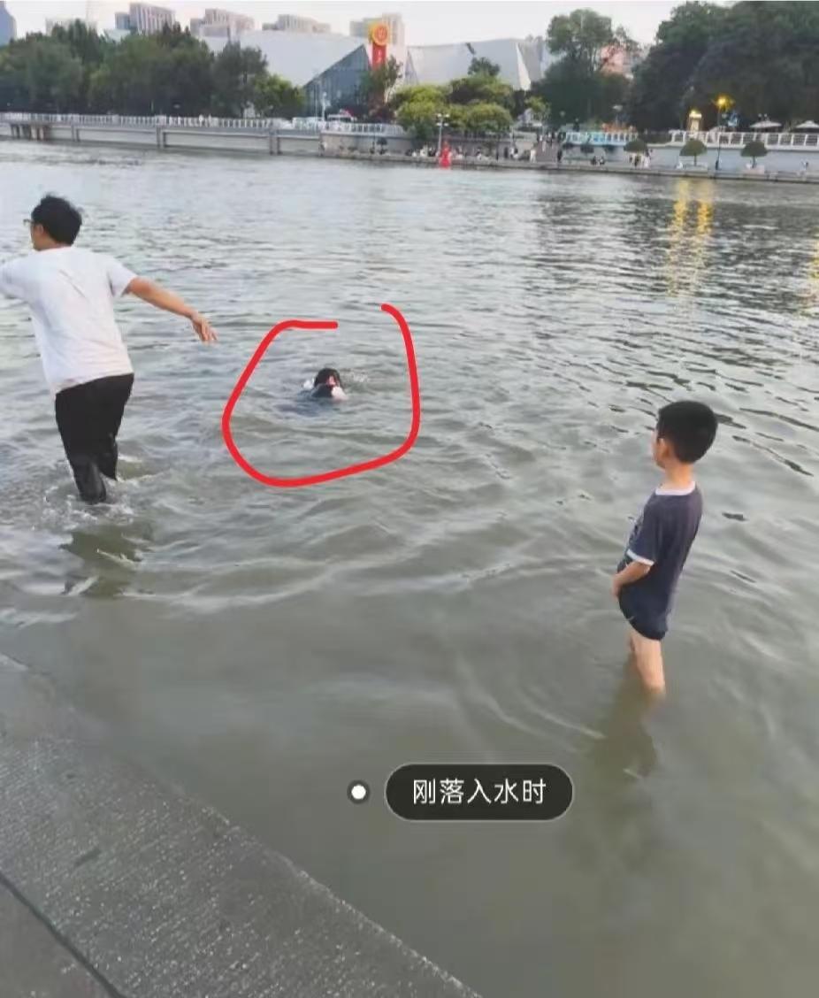 一家四口好好的出去游玩，

结果回来的只有两口，

天津海河之眼母子俩溺亡事件让