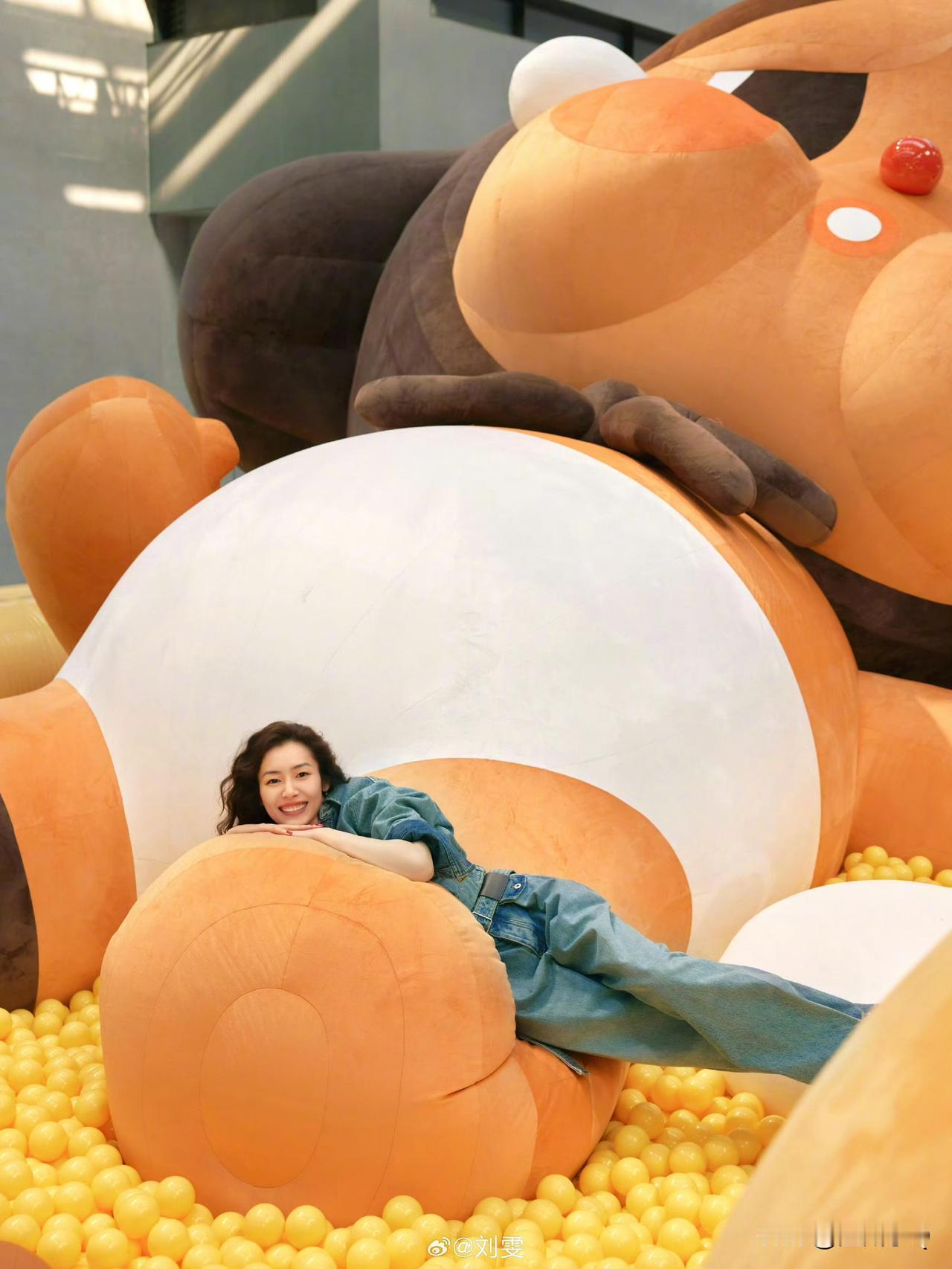 像刘雯这样的御姐也会被这些软萌可爱的小哭娃征服，瞬间变成软妹子，穿梭在娃娃中欢乐