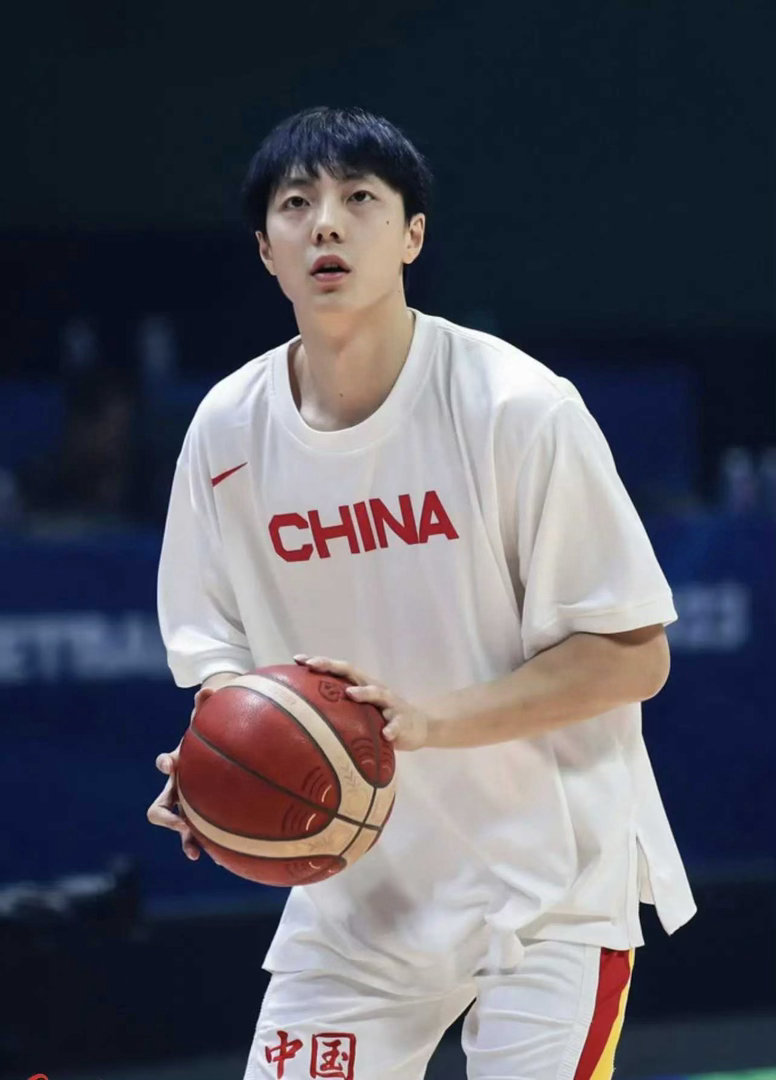 中国男篮队长胡明轩赛后发声在2026年名古屋亚运会男篮半决赛中，中国男篮以77: