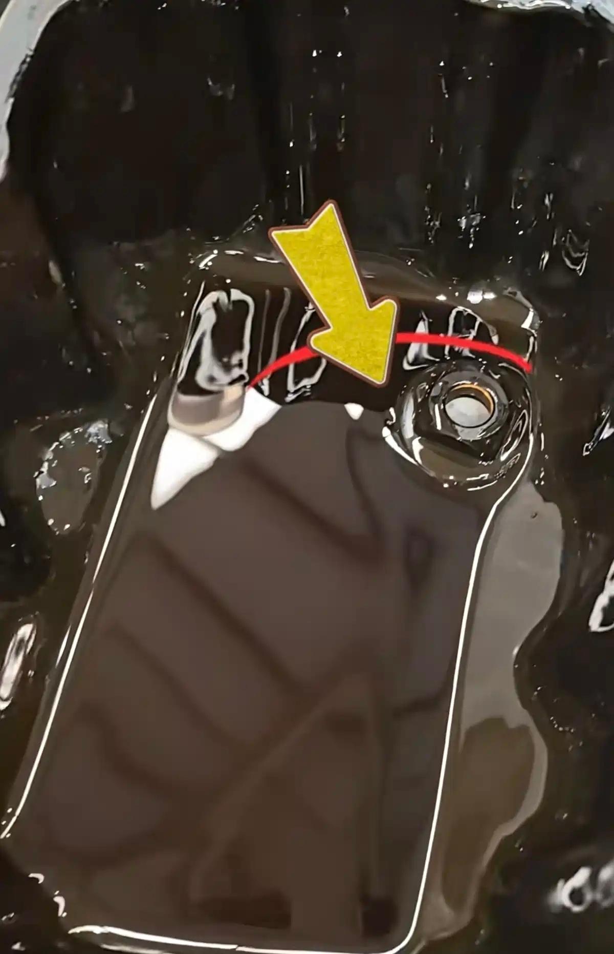 说到换机油，可能很多人都觉得非常简单吧，用举升机把汽车吊起来，然后把油底壳的螺丝