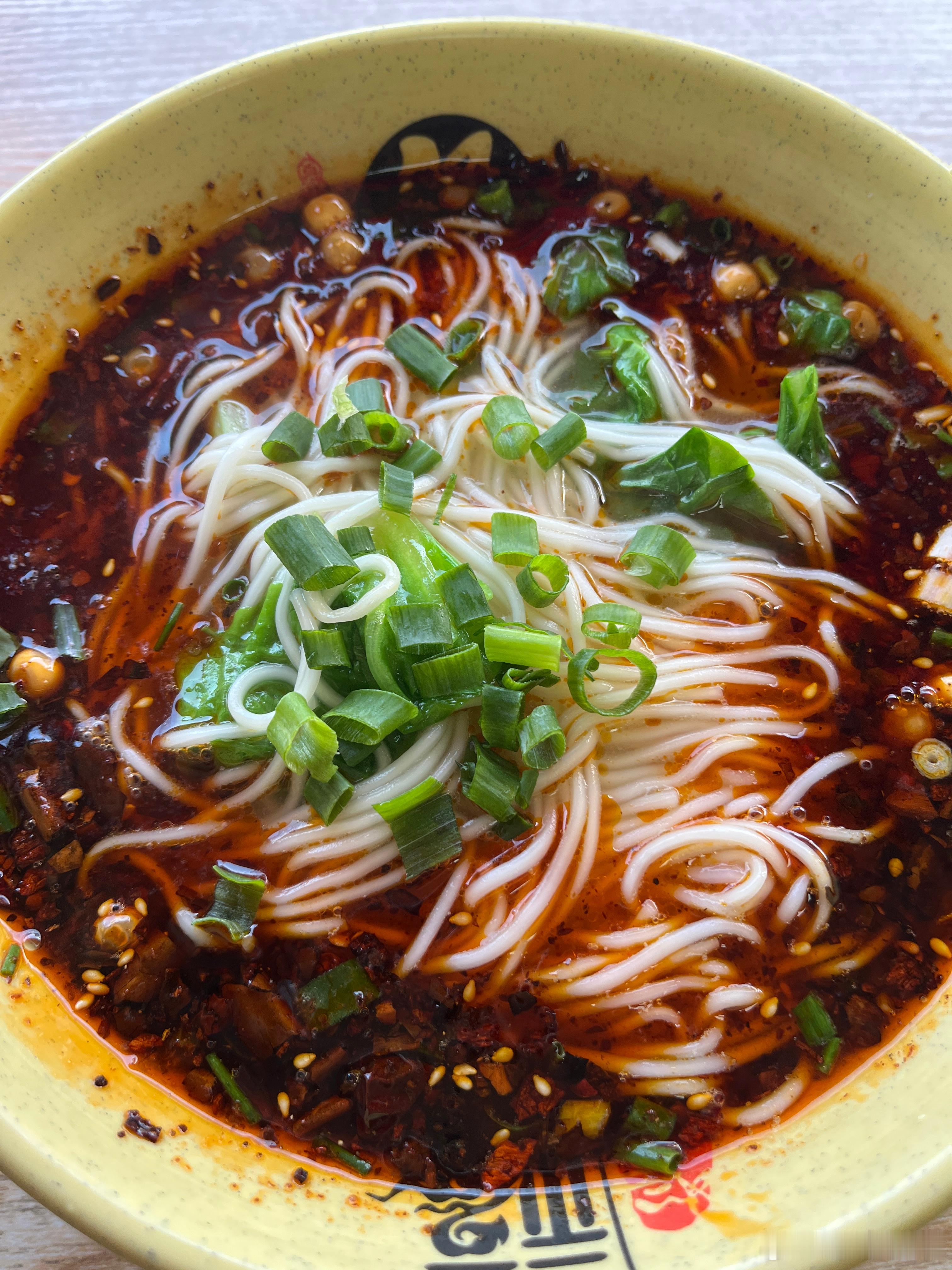 今天吃重庆小面，不好吃，不入味，还不如昨天的热干面。这一份8块，肉末都没有，除了