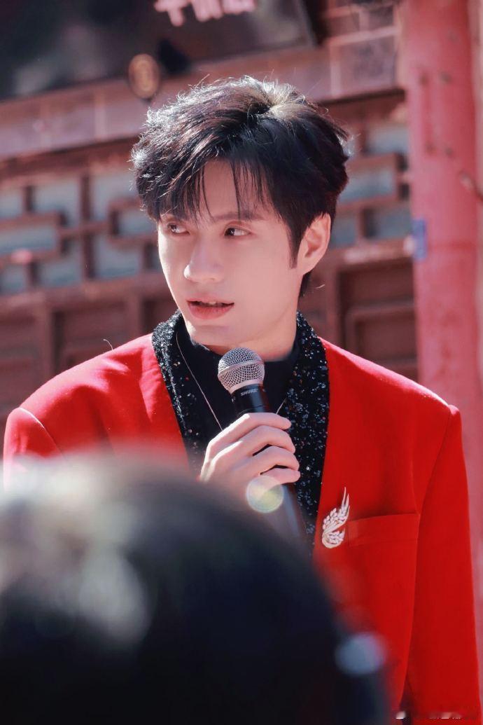 张颜齐央视小春晚主持首秀 哇塞！张颜齐这次在央视小春晚主持首秀太惊艳啦！一开口谈