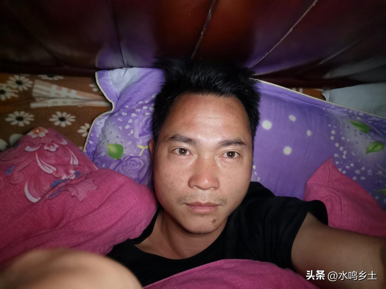 还是喜欢乡下的生活，我的房间十几年来还是这样的简单，一台风扇，一个梳妆台，一张床