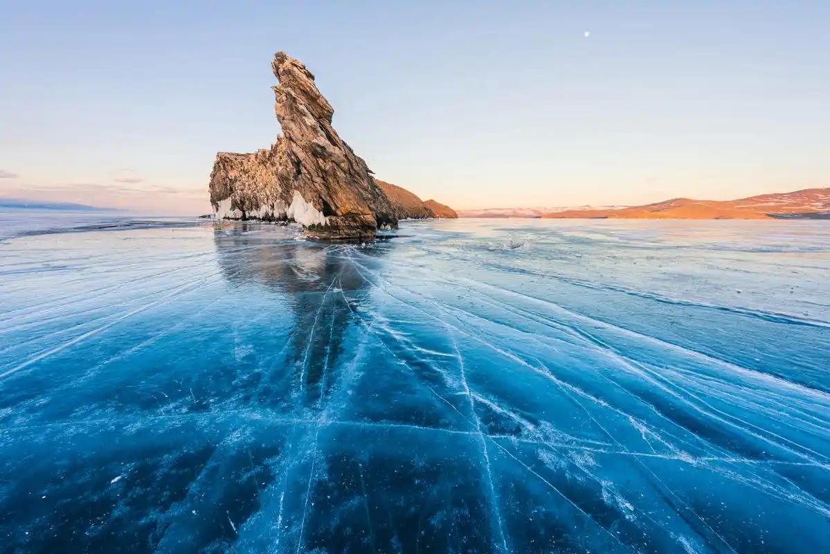 贝加尔湖的水量有多大？把它平摊到我国960万平方公里的国土上，平均水深大约2.4