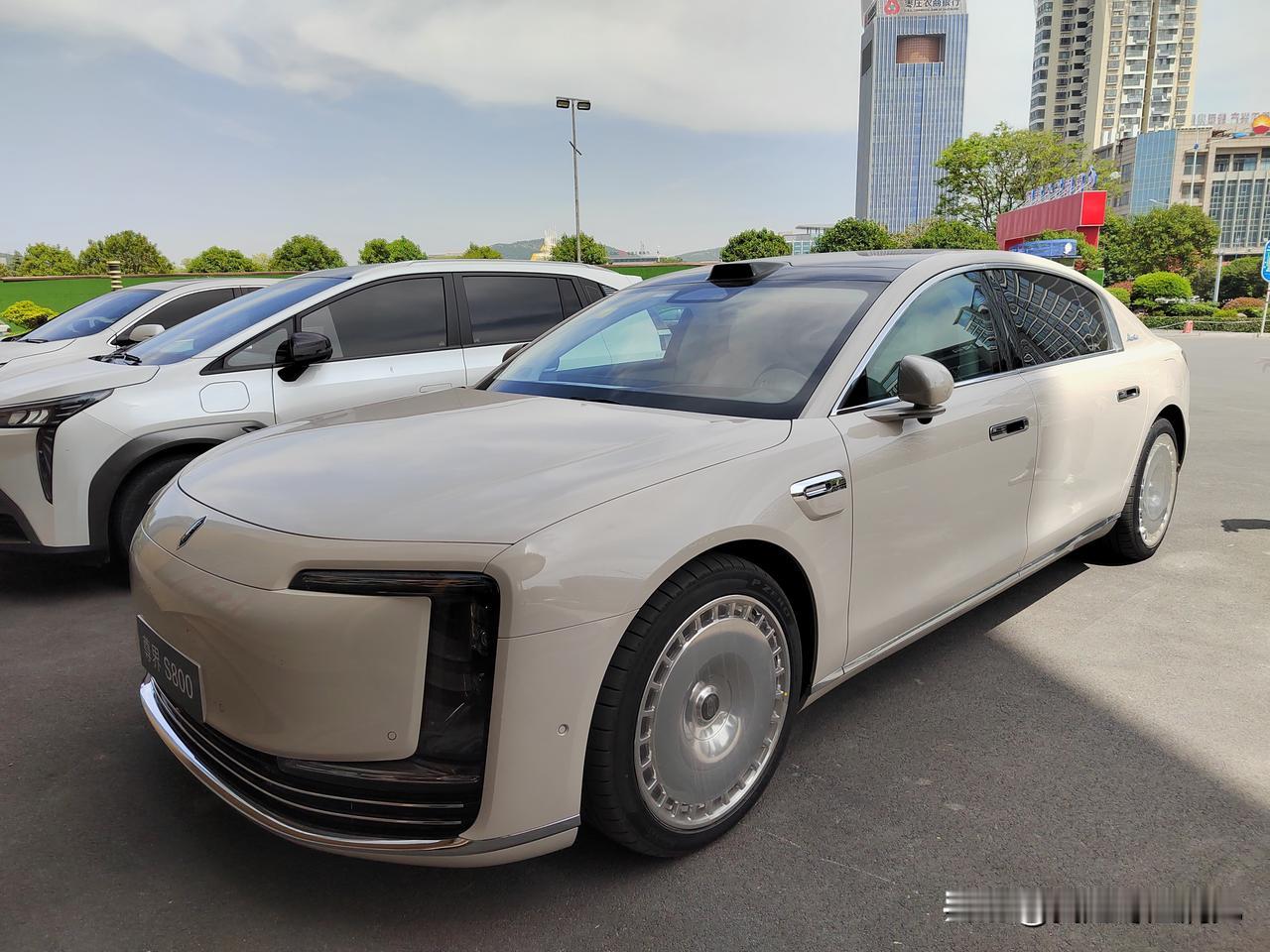 这车咋样？｜某日，在枣庄街头偶遇一台没上牌的尊界S800，车主是一对小情侣。尊界