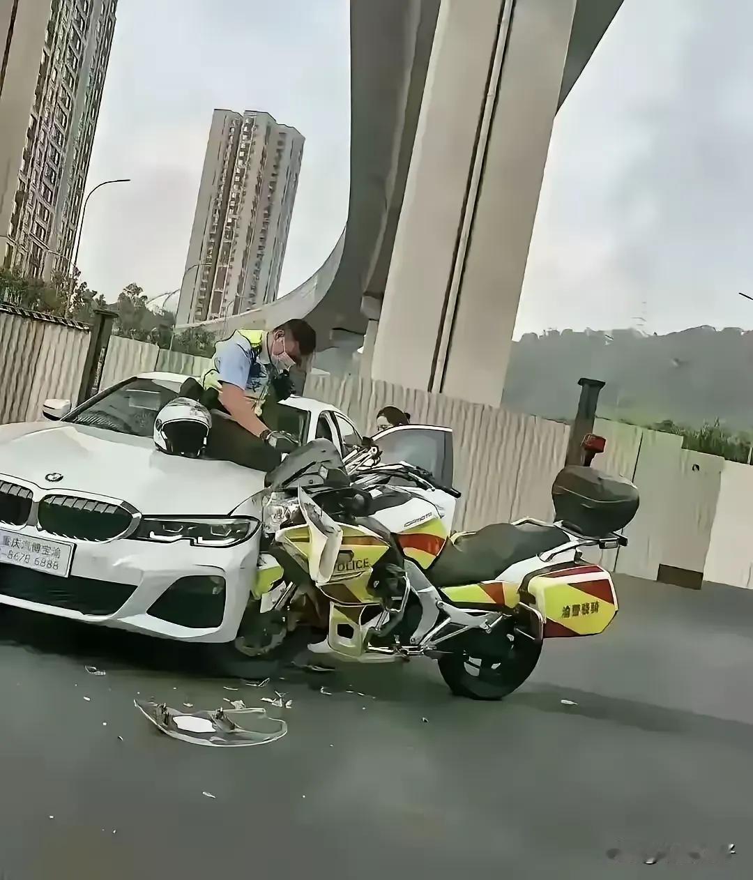 这下尴尬了
宝马试驾车、和执行公务的交警相碰撞了
看这情形
速度应该不慢吧…
幸