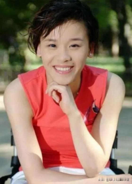 1998年，桑兰瘫痪后拿到了1000万美金的赔偿，就在这个时候，照顾了桑兰9年的