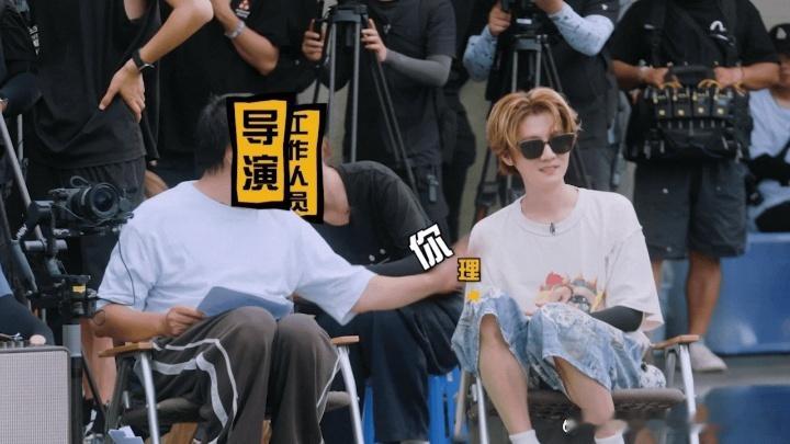 鹿晗共情五哈导演了鹿晗和导演说你们挺辛苦的哈哈哈哈哈 鹿晗从导演位下来，走到真正