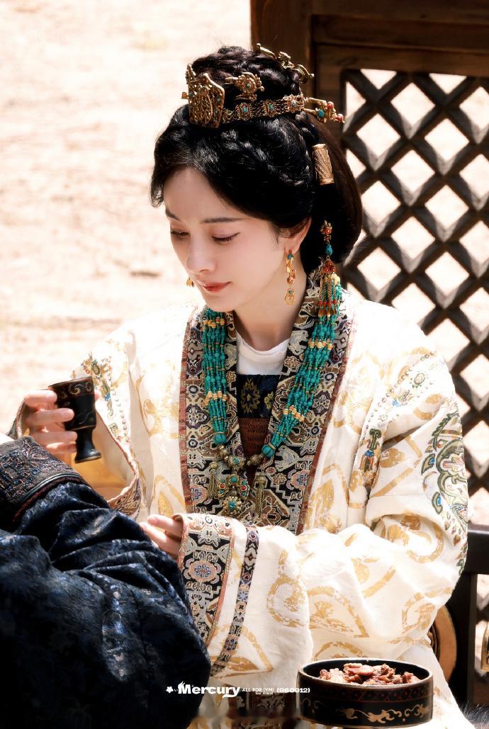 杨幂汉服妆造  杨幂江山大同造型很美呀从文物里走出来的北魏汉服！红靥妆 + 垂裙