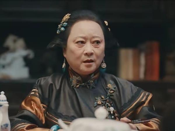 追剧《灼灼韶华》，剧中三个“妈妈”，只有夏初的妈妈有素质、有格局，举止端庄，一个