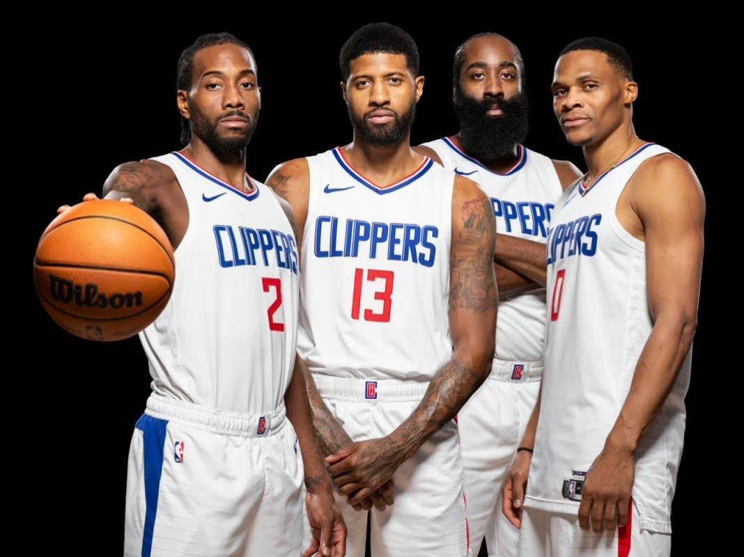 随着独行侠今天赢球，快船季后赛首轮确定对阵独行侠！👀双方谁握有主场优势还未确定