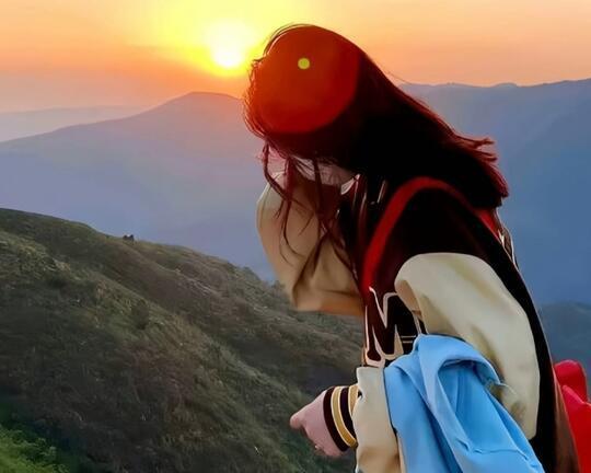 阳光感夕阳女头像  |  每一张都适合、没人能拒绝 