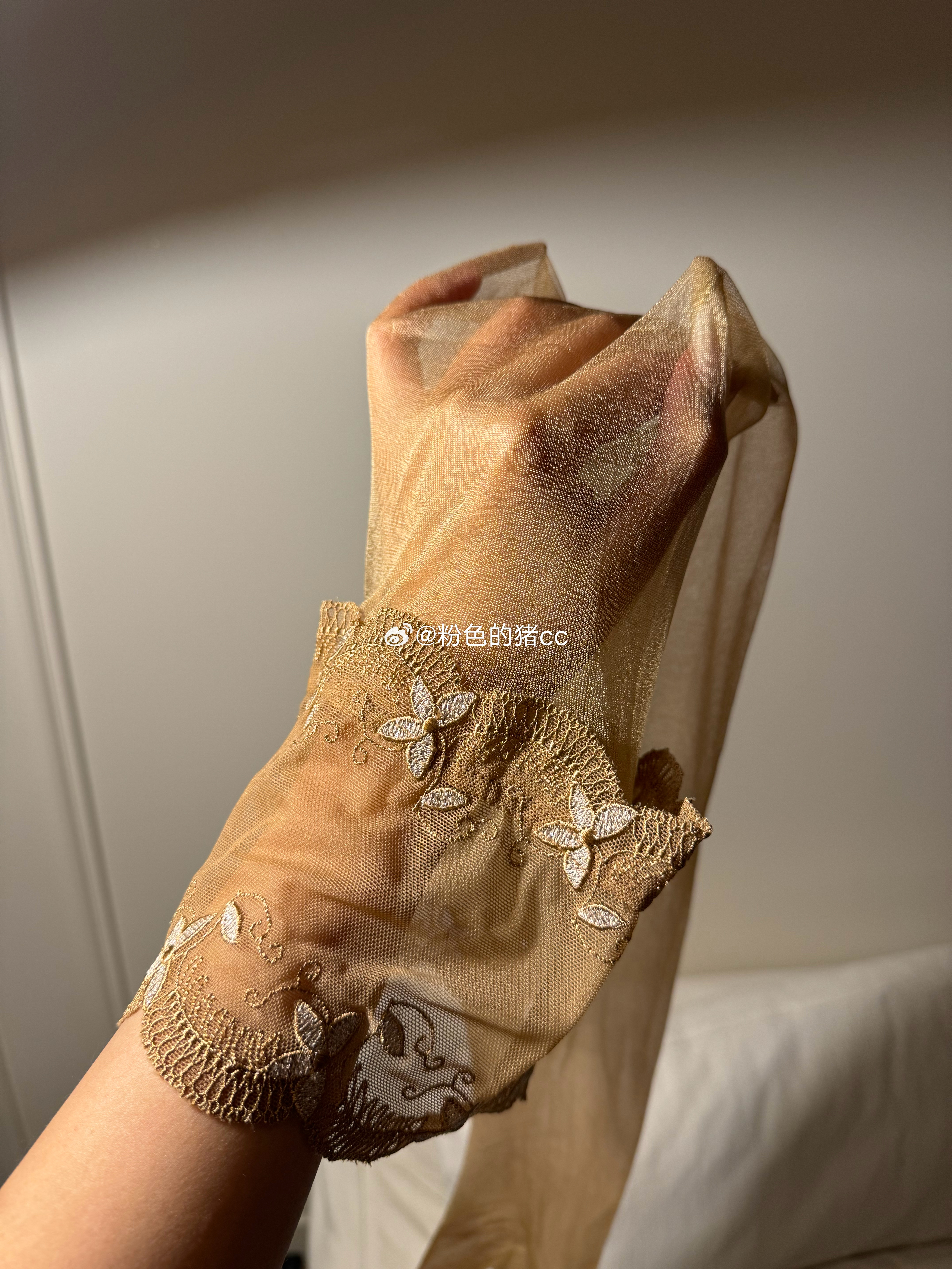 肤色还挺好看的，一般刺绣蕾丝都比较硬，这款很软，蚕丝材质自带光泽感～ 