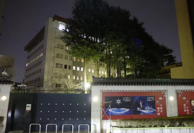 原来日本那个持刀强闯大使馆的军官曾经被咱们审讯了大概三个小时
很多最新的消息传出