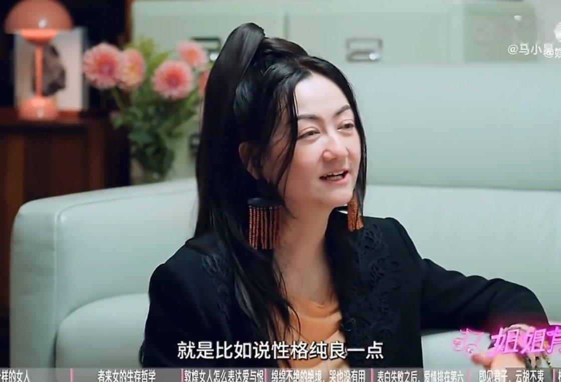 者来女自曝理想型是王嘉尔采访里者来女大方直言王嘉尔是自己理想型，欣赏他对待音乐的