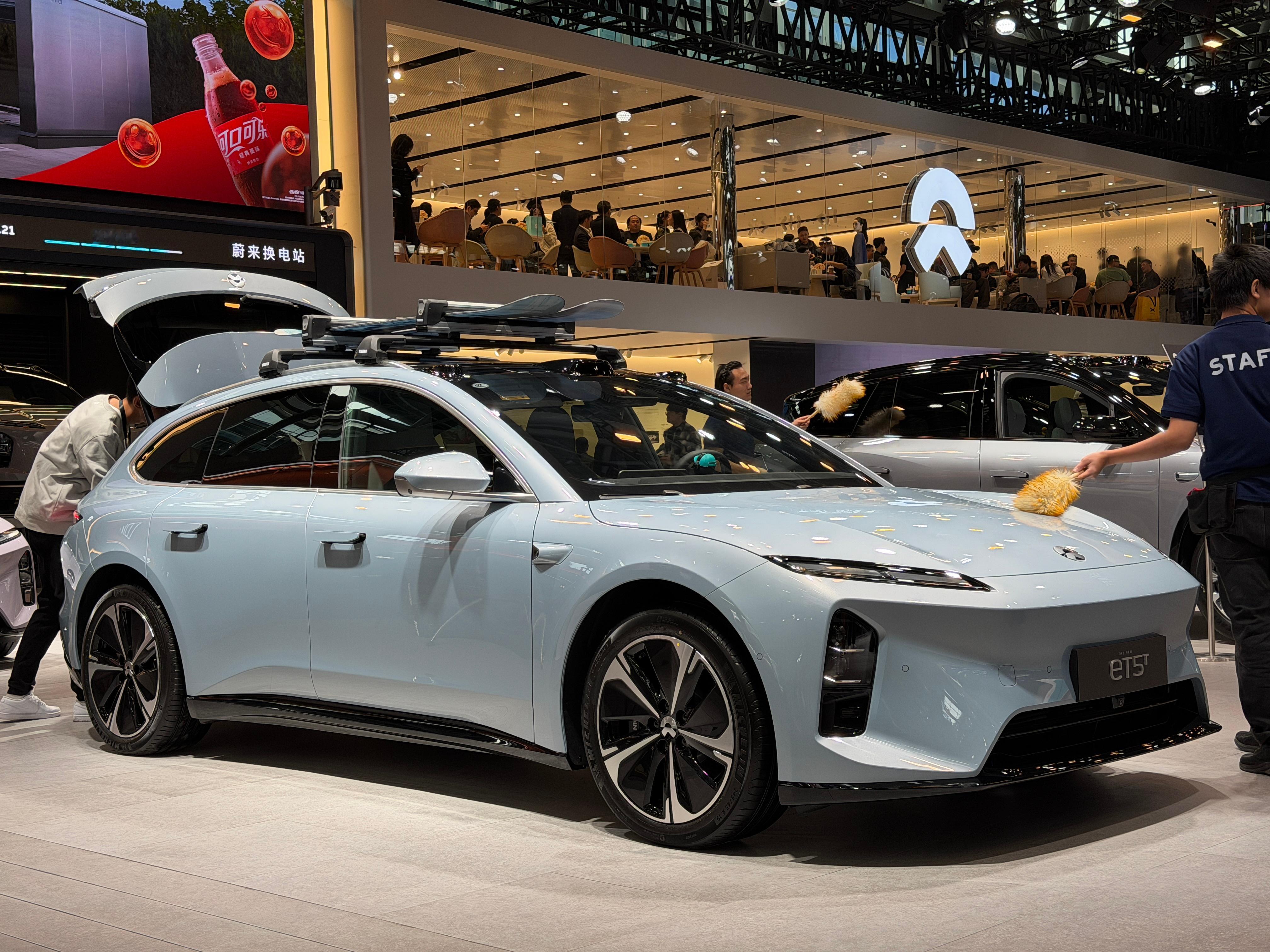 广州车展你能拒绝来看看ET5T吗？反正我不能🏂开板季车型！同温层蓝车色这辆，我