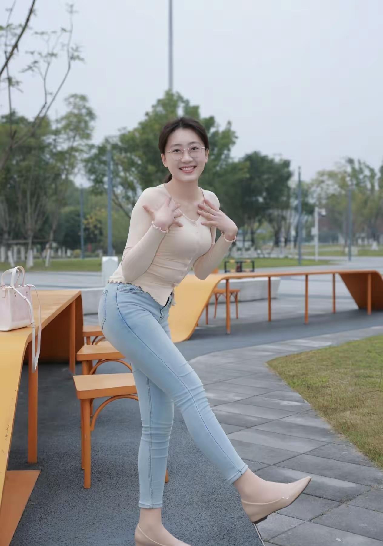 今年过年第一次和老婆来到海口，难得放松几天，这里适合冬天过来，老婆有点兴奋，照片