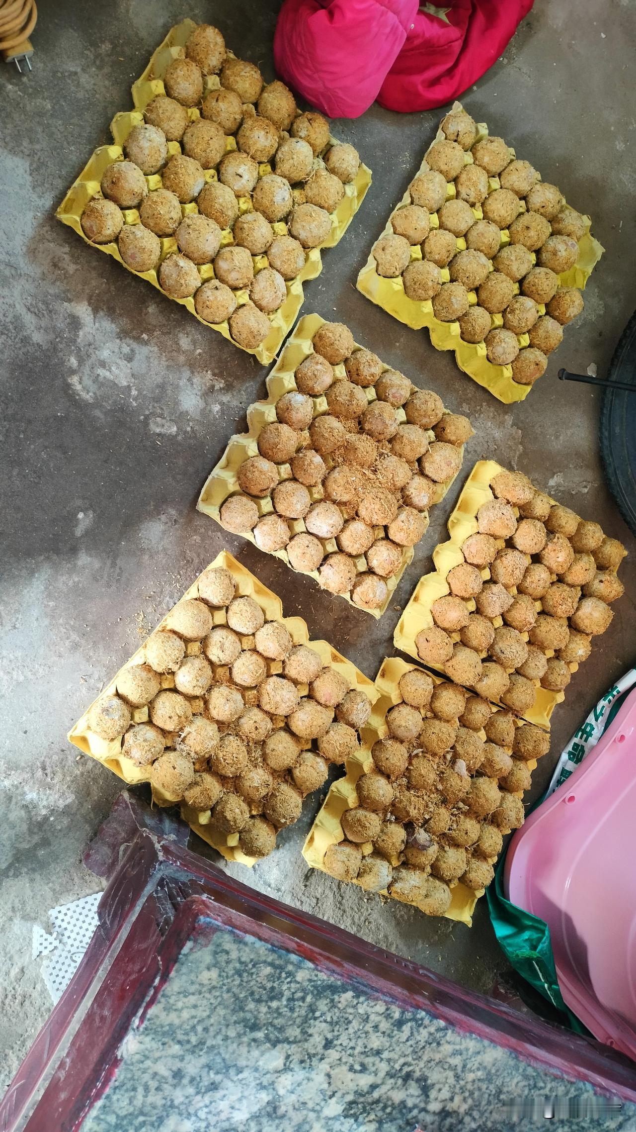 两箱鸡蛋换成了变蛋，解决了存放问题，可又得面临新的消耗问题了：毕竟，皮蛋的危害大