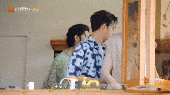 #王安宇做饭人夫感#王安宇长得帅就罢了，厨艺还十分了得，少年感与人夫感并存，无可