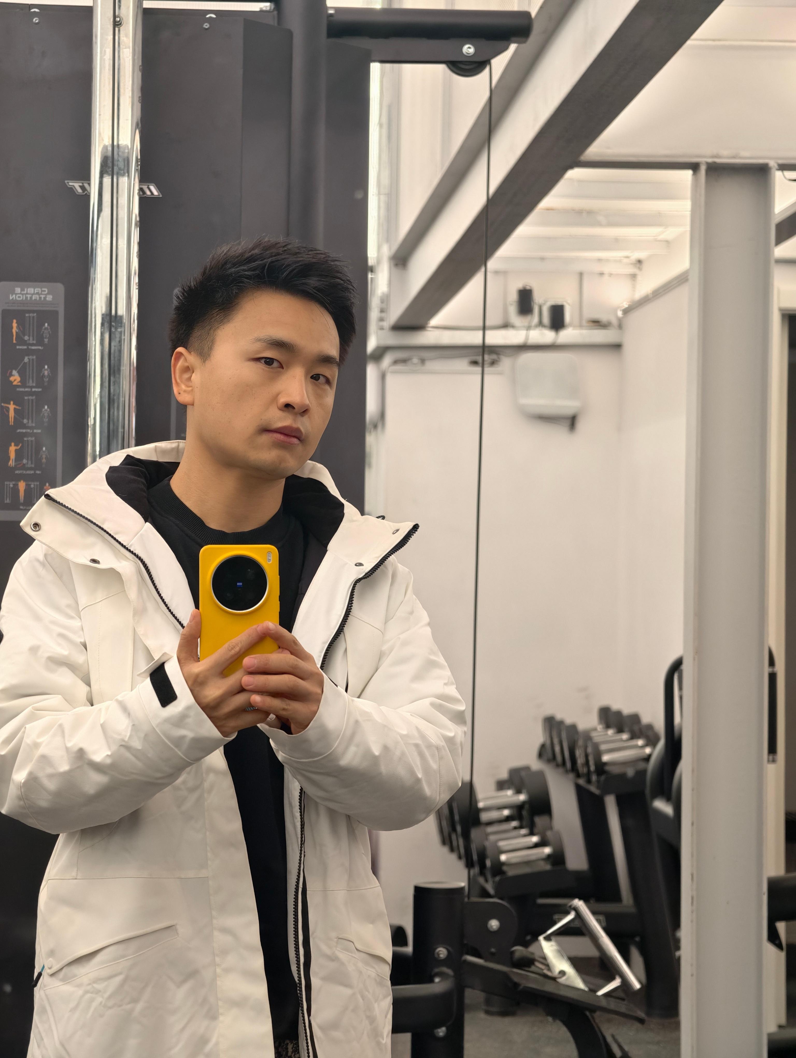 一早打开小宇宙，说 AI 可以帮我写代码了。再打开 B 站，又看到 tim 说可