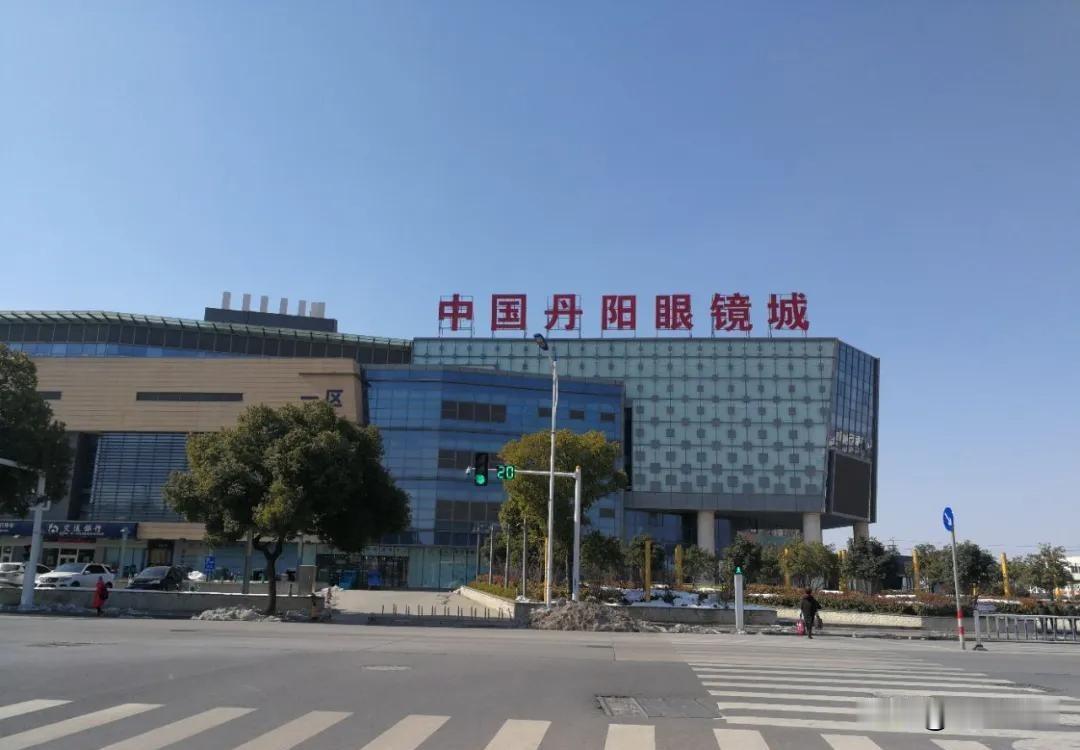 丹阳人做眼镜，不用老师傅磨了，改用光刻机刻；说这是瞎折腾？其实早偷偷干了三年；为