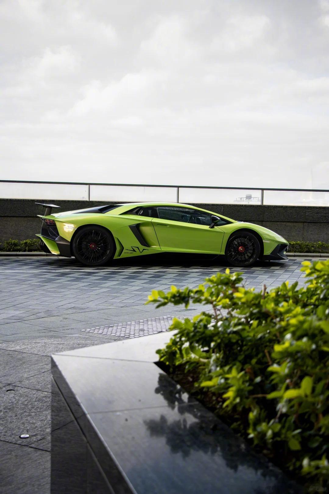 兰博基尼Aventador LP750-4，这个绿太合适了 