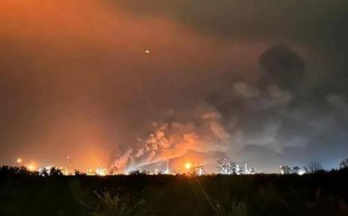 匈牙利，罗马尼亚这次买不了俄罗斯石油了！一夜炸了两个大炼油厂！匈牙利最大炼油厂-