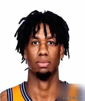 火药味十足啊，迪亚洛放手白边，不知道说了啥，白边直接撞倒了迪亚洛，差点干起来，裁