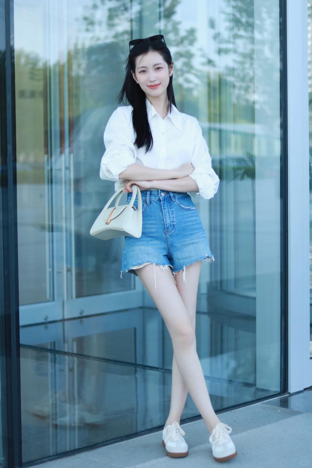 #夏日生活打卡季#✨夏日清新LOOK来袭！白衬衫+牛仔短裤，简约不简单👗
炎炎
