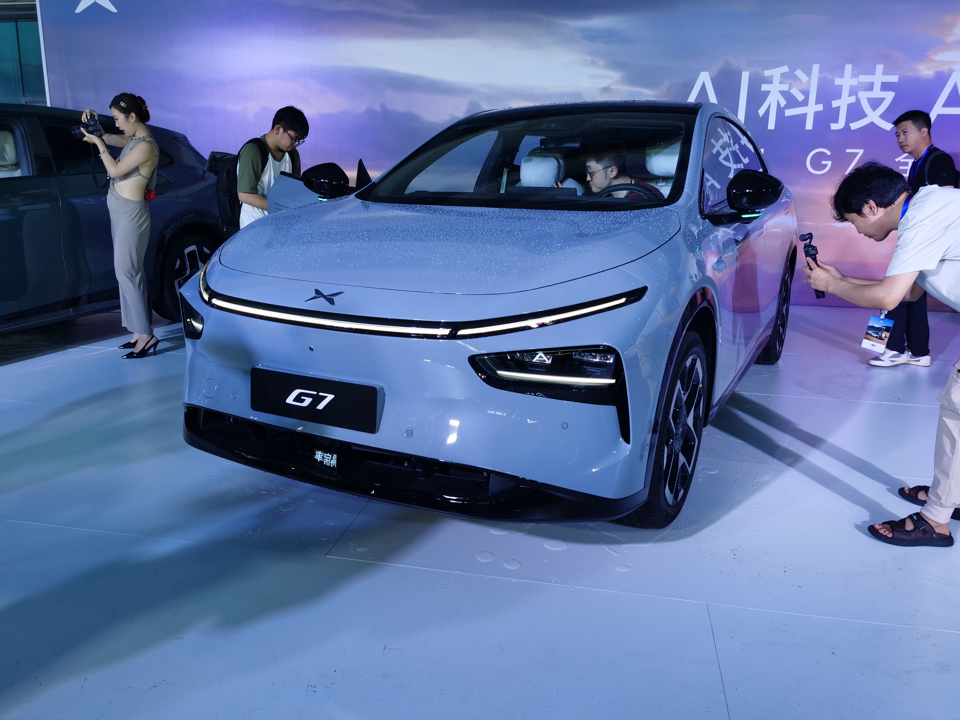小鹏G7在刚刚完成了全球首秀，这款车小鹏称之为“超级AI汽车”。口号很响，但底气