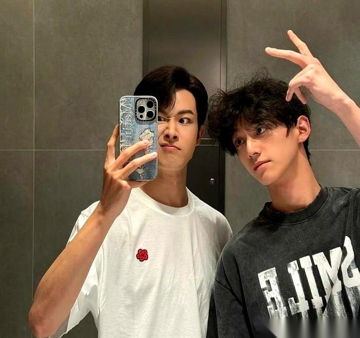 这哥们儿真给我看笑了。
人家好心好意帮你抬轿子，你反手一个“谢谢儿子”？
脑子但