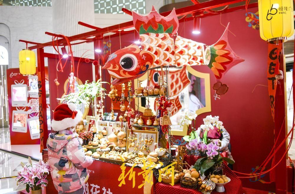 国风复古市集秀非遗，济南一商场打造新春购物新体验！2月15日，在泉城一家商场内，