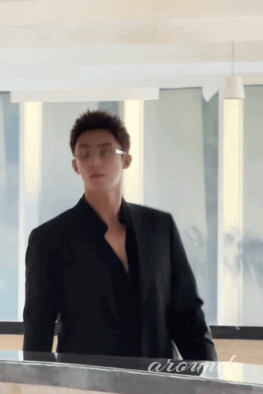 黄景瑜美式前刺换新发色了现在就出发黄景瑜你是懂什么叫“年上熟男精准投喂”的！昨天