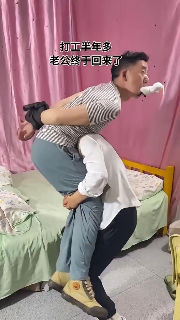 打工半年，
老公终于回来了。
那就玩点大的。