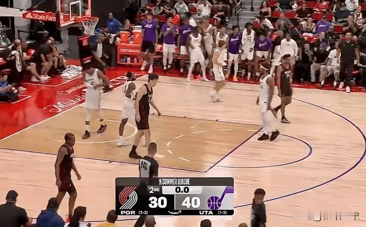 杨瀚森失误有点多啊！在今日NBA拉斯维加斯夏季联赛，开拓者对阵爵士的比赛中，杨瀚