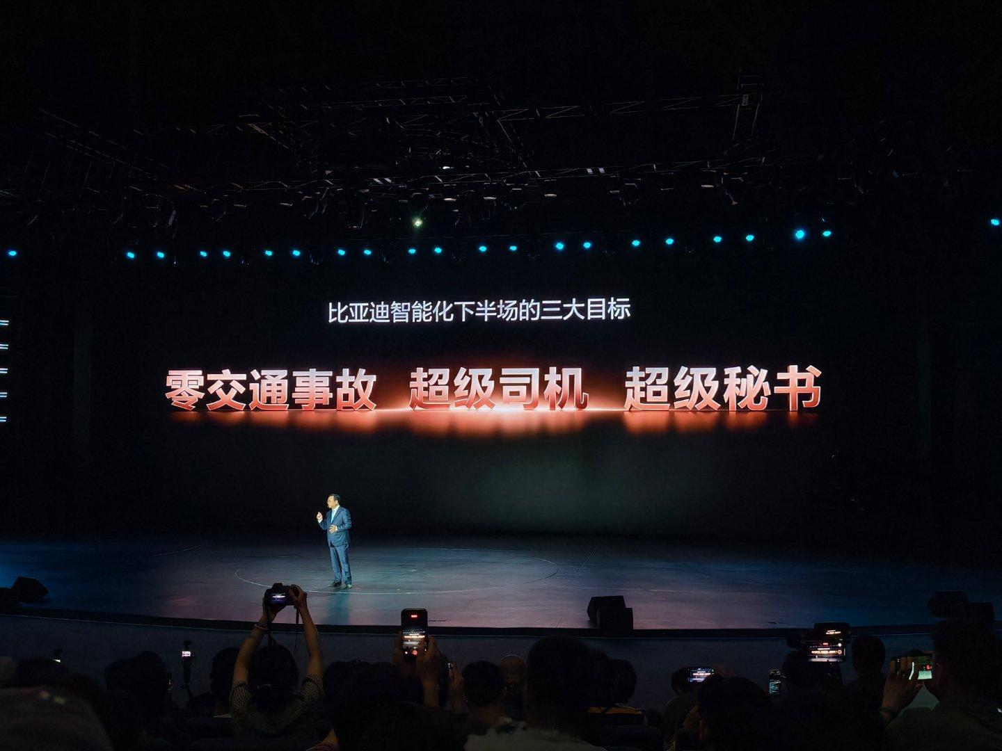 比亚迪闪充站最新的建站动态来了，截止目前已累计建成闪充站超6100座，成为中国自